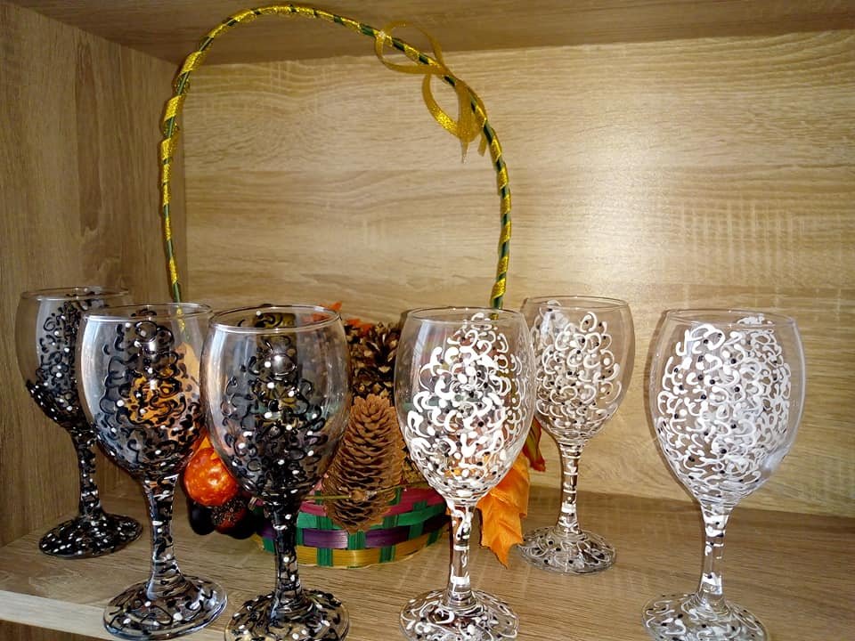 Наличен комплект чаши за вино ,цена на комплекта 30лв в Декорация за дома в  гр. Ямбол - ID34778805 — Bazar.bg