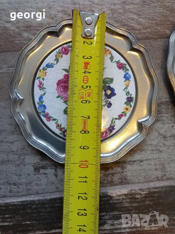 Две декоративни порцеланови чинийки с  цветя и калаен обков, снимка 4 - Колекции - 39601438