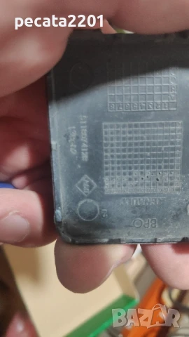 Продавам - Оригинално капаче теглич в предна броня Renault Fluence 2013-2016, снимка 4 - Части - 51306686