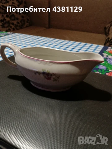 Продавам изящна порцеланова сосиера от старото производство