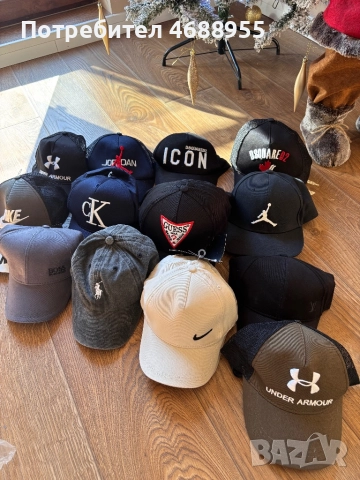 Разнообразие от мъжки шапки и мъжки и дамски чанти