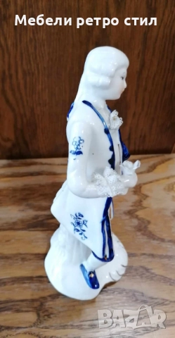 Красива двойка порцеланови фигурки в бяло и кобалтово синьо със златисти акценти., снимка 4 - Антикварни и старинни предмети - 52341614