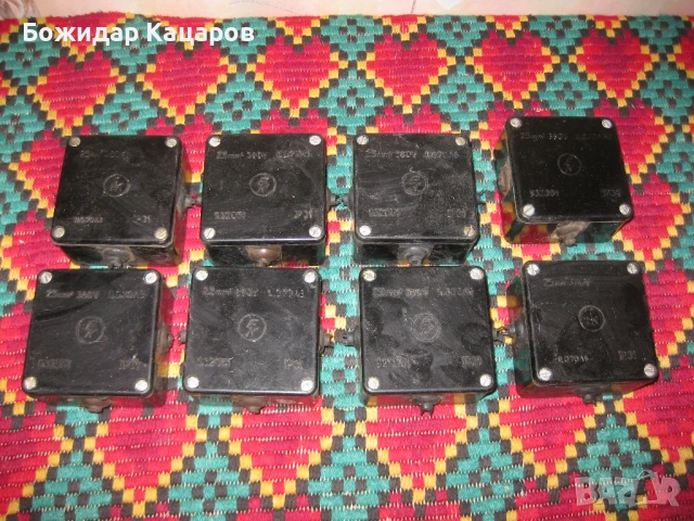 Бакелитова разклонителна кутия, за открит монтаж, влагозащитена.Цена -10 Евро, общо. Пращам по Еконт