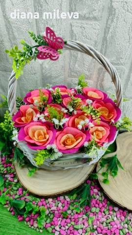 Кошничка  с 11 рози от креп хартия!!, снимка 2 - Декорация за дома - 51943481