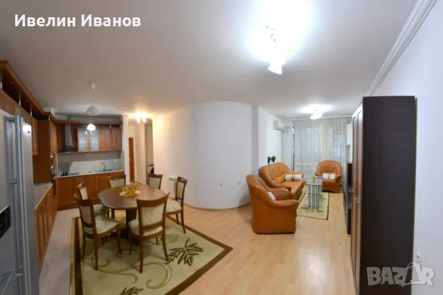 Собственик отдава тристаен апартамент 103 м2. Кооперация в топ център., снимка 1