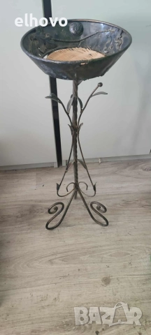 Метален цветарник, снимка 2 - Декорация за дома - 52412594