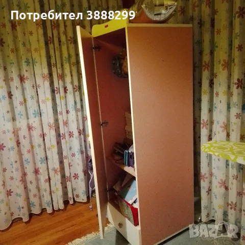 Детско гардеробче в розово.
