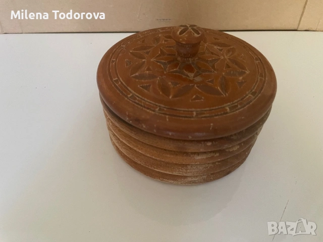  Стара дървена кутия