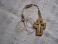 Дървен кръст прорязан с плетена верижка., снимка 1 - Колиета, медальони, синджири - 41143605