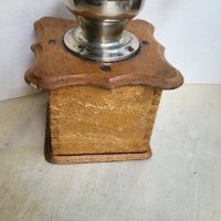 Стара дървена мелница за кафе , снимка 3 - Антикварни и старинни предмети - 41906812