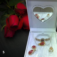 Елегантен подаръчен комплект бижута - пръстен, гривна, обеци и колие в луксозна кутия налични модели, снимка 5 - Бижутерийни комплекти - 44534658