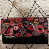 Уникална лачена чанта клъч целувки с устни , снимка 3 - Чанти - 35832933