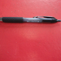 Страхотен химикал химикалка Uni Ball Signo, снимка 3 - Ученически пособия, канцеларски материали - 44733515