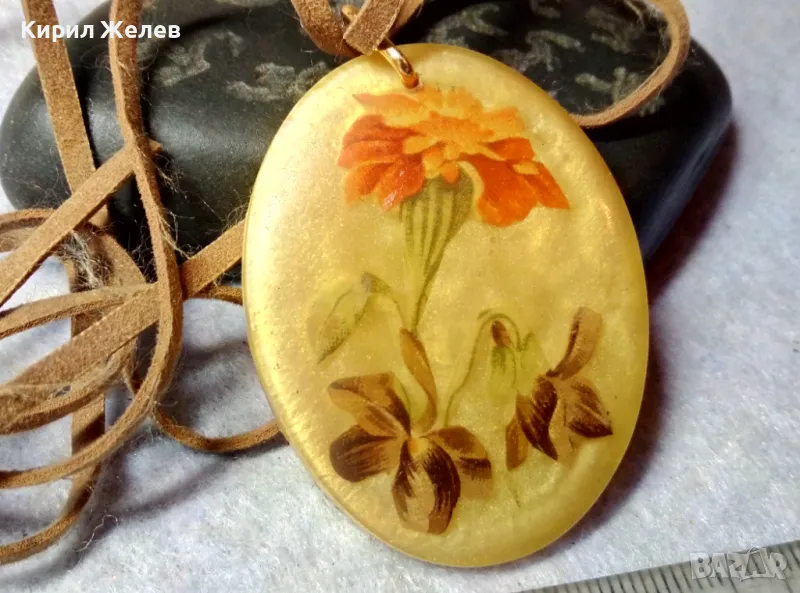 ОЧАРОВАТЕЛЕН СТАР ФЛОРАЛЕН ВИНТИДЖ МЕДАЛЬОН СИНТЕТИЧА Арт СМОЛА с ВЕЛУРЕНО ШНУРЧЕ 48759, снимка 1