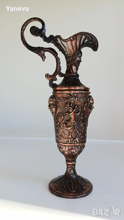 Метална гарафа с чаша . Орнаментите са свързани с възхвала на Дионисий, Бога на виното. , снимка 1