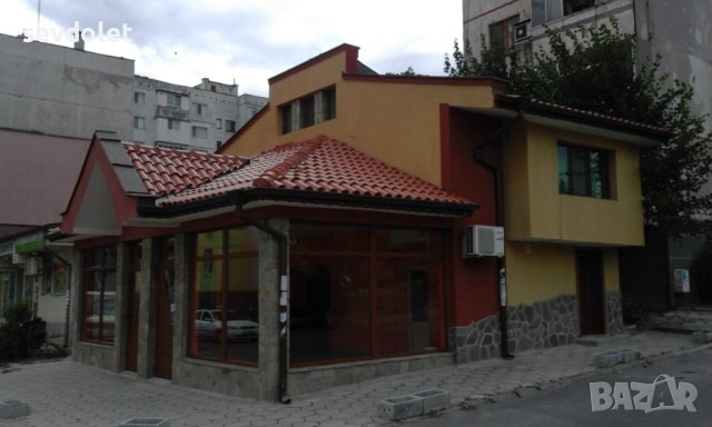 Продавам самостоятелна,масивна къща на 2 етажа.Първият етаж - търговска площ( работещ хран.магазин), снимка 5 - Къщи - 42335008