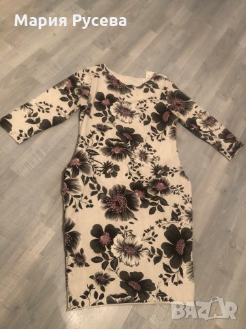 Рокля с дълъг ръкав и флорални мотиви 