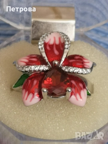 сребърен пръстен с камък-рубин и малки цирконии. 