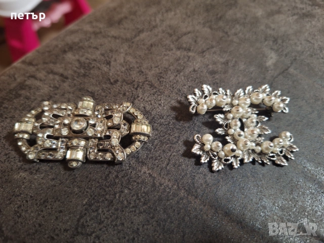 Две брошки