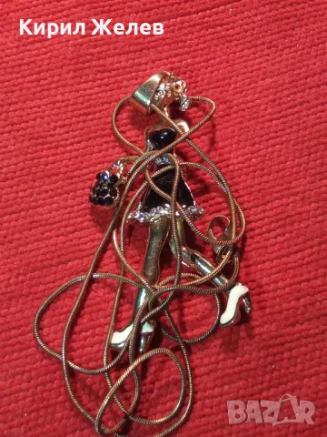 АРИСТОКРАТИЧЕН ШАРМАНТЕН ЗЛАТИСТ ЕМАЙЛИРАН МЕДАЛЬОН Дама с ЧАНТИЧКА НЕЖНО РЕТРО АРТ КОЛИЕ 45676, снимка 12 - Колиета, медальони, синджири - 47045943