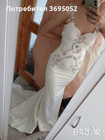 Рокля от сатен и цветя с камъни с шлейф и гол гръб, снимка 3 - Рокли - 53796578