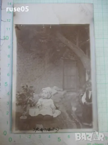 Снимка стара на малко дете пред къща