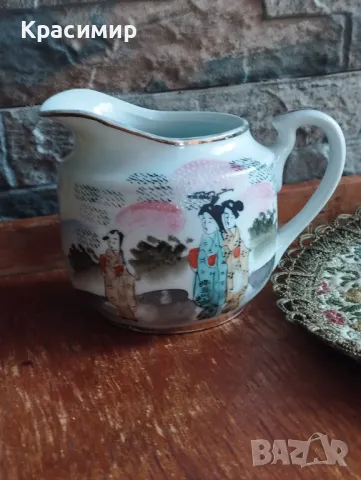 Ръчно рисувана латиера с декор гейши. Износвания на канта при чучура и на места по декора. 