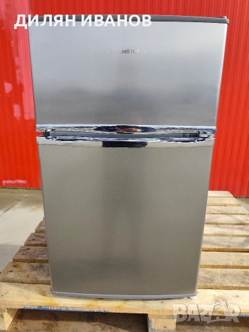 Малък хладилник с фризер.