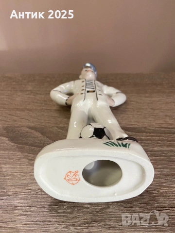 Винтидж порцеланова статуетка „Момче с футболна топка“, СССР, снимка 3 - Антикварни и старинни предмети - 53236854