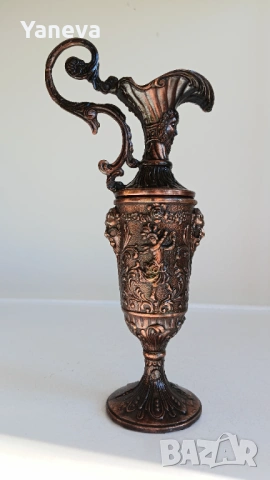 Метална гарафа с чаша . Орнаментите са свързани с възхвала на Дионисий, Бога на виното. 