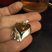 Сребърна ръчно изработена висулка  с естествен кехлибар , снимка 3 - Колиета, медальони, синджири - 44535303