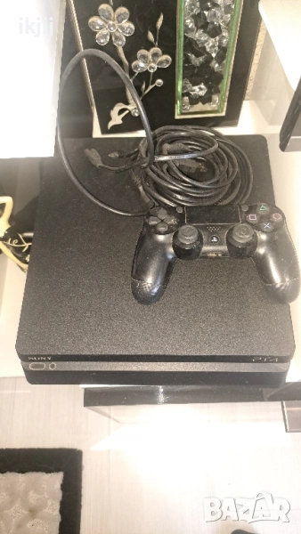 Продавам Плейстейшън4 +със 7 игри , снимка 1