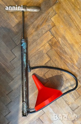 продавам помпа ръчна и  фуния пластмасова