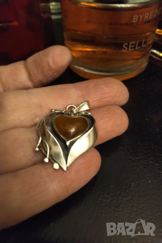 Сребърна ръчно изработена висулка  с естествен кехлибар , снимка 3 - Колиета, медальони, синджири - 44535303