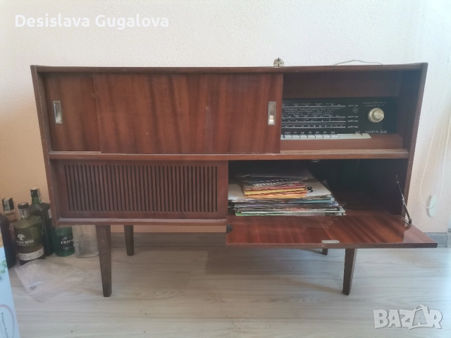 Музикален шкаф Лира 68 +плочи