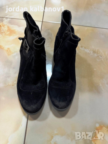 Подарявам - дамски черни велурени боти с ток номер 36 стелка 23см. ток 3см.