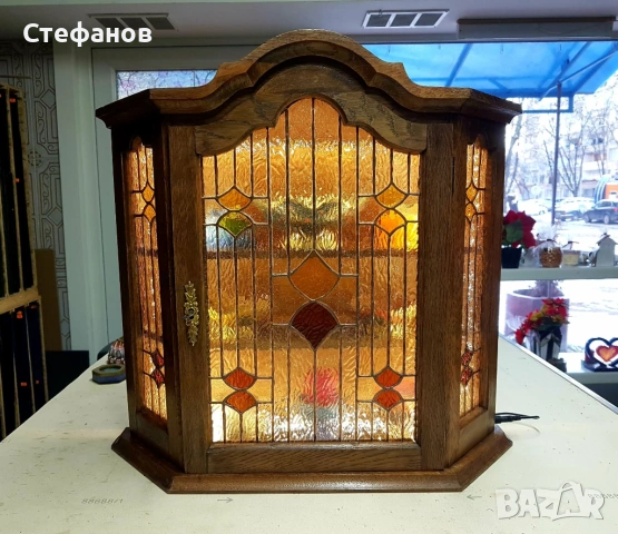 Уникална класическа витрина с ръчно изработен витраж и осветление