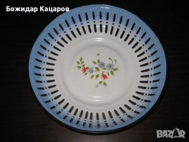 Стара емайлирана панерка.Цена 8, 50 евро.Пращам по Еконт.