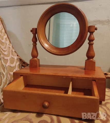 Старинно дървено огледало-тоалетка с чекмедже