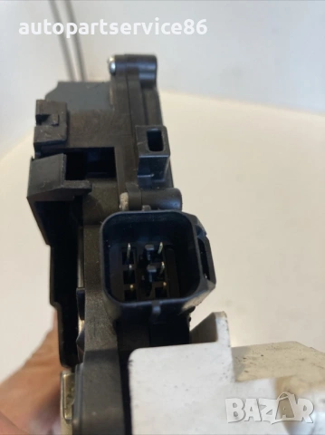 Преден ляв заключващ механизъм на врата за Peugeot 4007 2.2 HDI (2009), снимка 2 - Части - 53654444