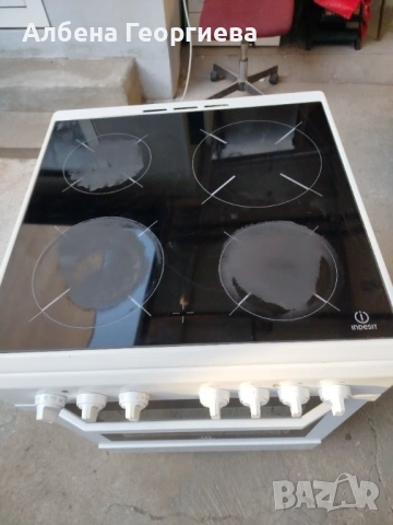 Готварска печка Indesit стъклокерамичен плот, снимка 10 - Печки, фурни - 53793840