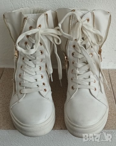Бели кожени обувки ,високи с ципове за ефект и връзки .