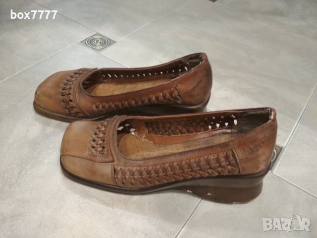 Обувки от естествена кожа.