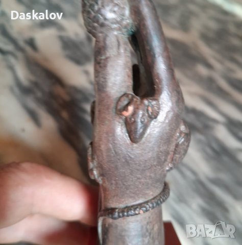 Продавам статуетка ръка с шишарка и животни, снимка 3 - Статуетки - 41346907