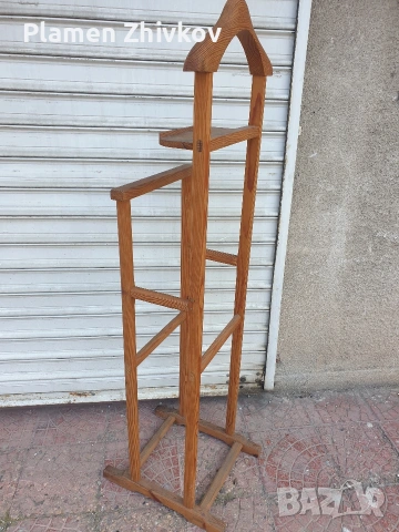 старо ръчно изработено портманто от естествено дърво