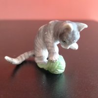 Колекционерска фигурка Schleich cats with wool ball  2003 14456, снимка 4 - Колекции - 41574970