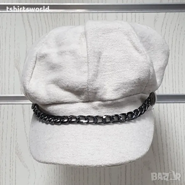 Нова зимна дамска шапка baker boy със синджир в бял цвят, снимка 1