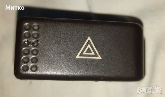 Декоративно пластмасово копче за аварийните сведлини от Ауди 80 В2 AUDI 80 B2, снимка 2 - Части - 41885845