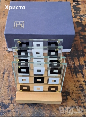 подложки за чаши стъклени на черни и бели квадрати Хенкелс Henkels с дървена поставка