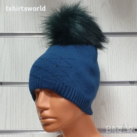 Нова зимна дамска шапка с камъчета отпред и с пух/помпон в син цвят, снимка 2 - Шапки - 48210213